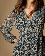 Vestido corto con diseño paisley y cintura fruncida - Azul