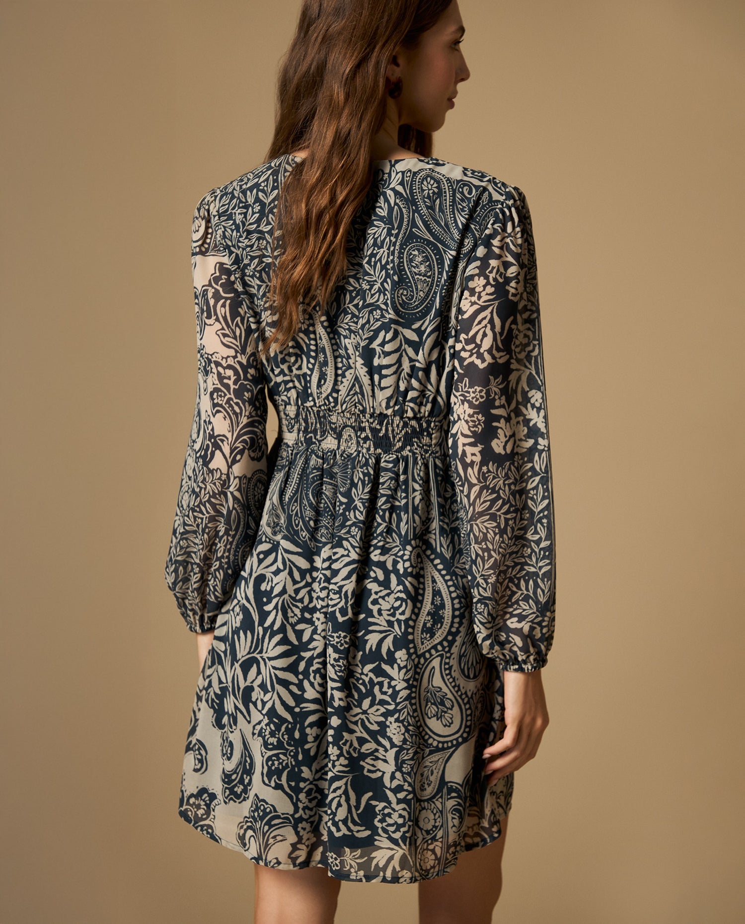 Vestido corto con diseño paisley y cintura fruncida - Azul