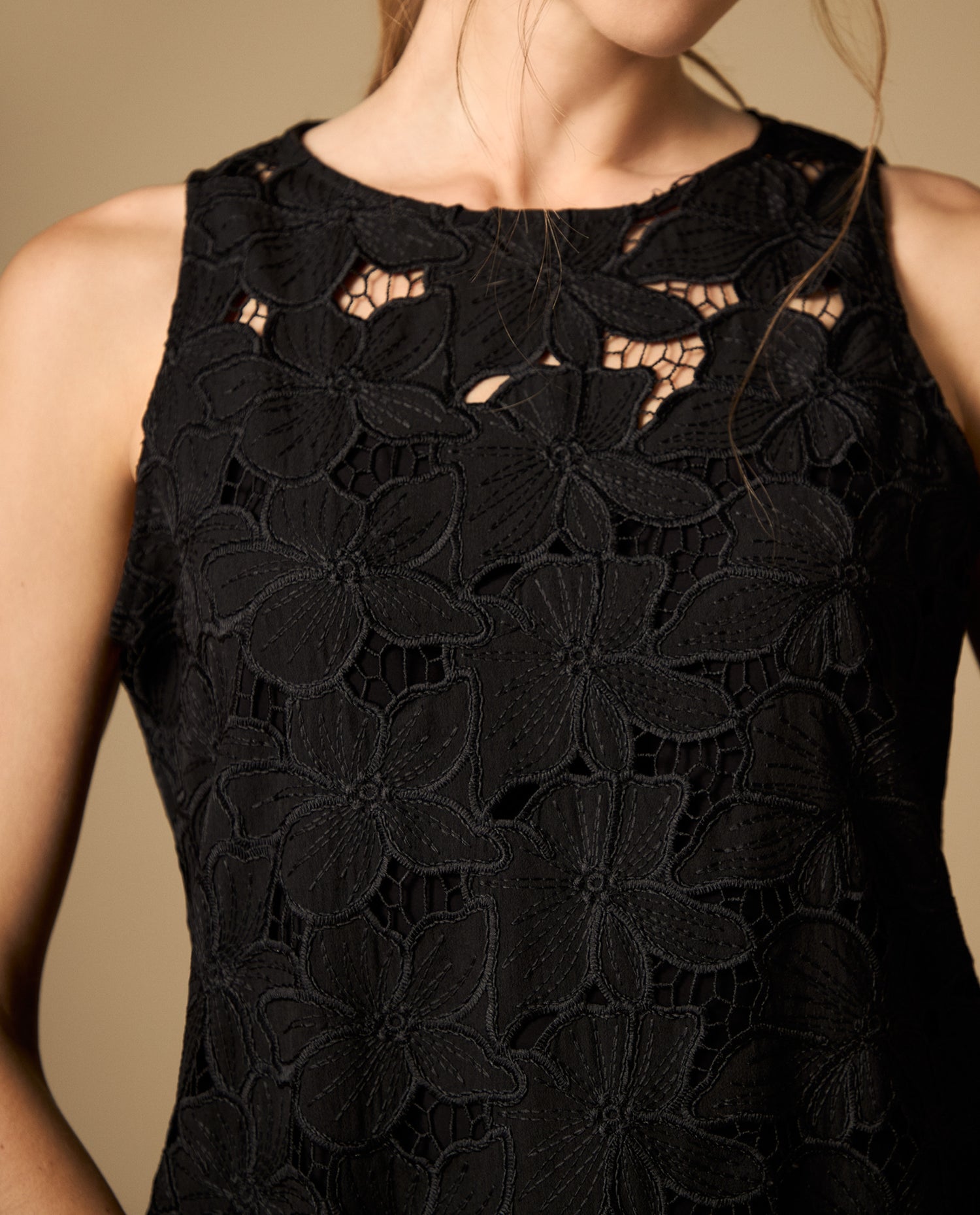 Vestido corto manga sisa con detalles de textura - Negro