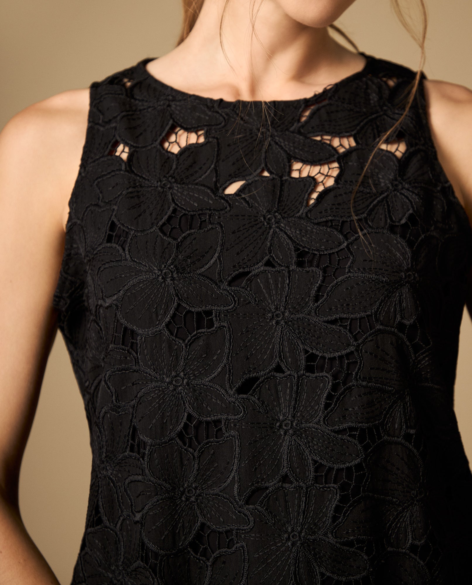 Vestido corto manga sisa con detalles de textura - Negro 34_692H006_NEG190303_3