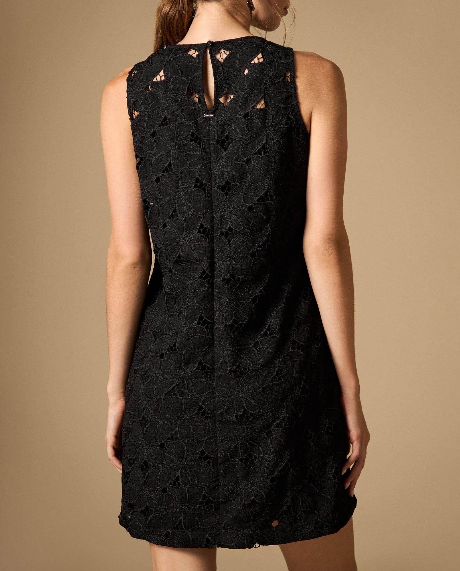 Vestido corto manga sisa con detalles de textura - Negro 34_692H006_NEG190303_4