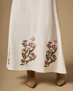 Vestido largo bordado con tiras y corte bajo el busto - Crudo
