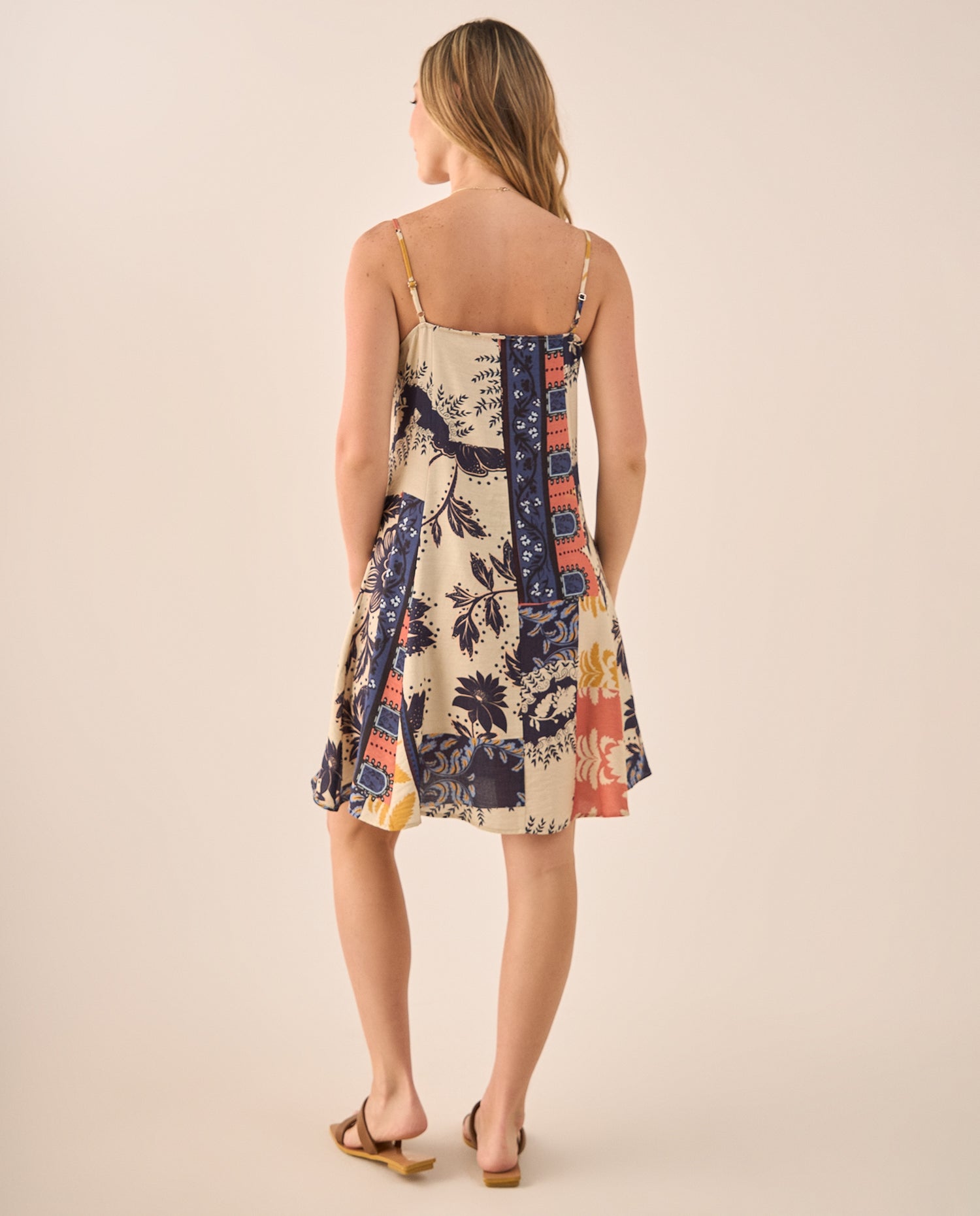 Vestido Patchwork Floral con Tirantes Ajustables - Blanco