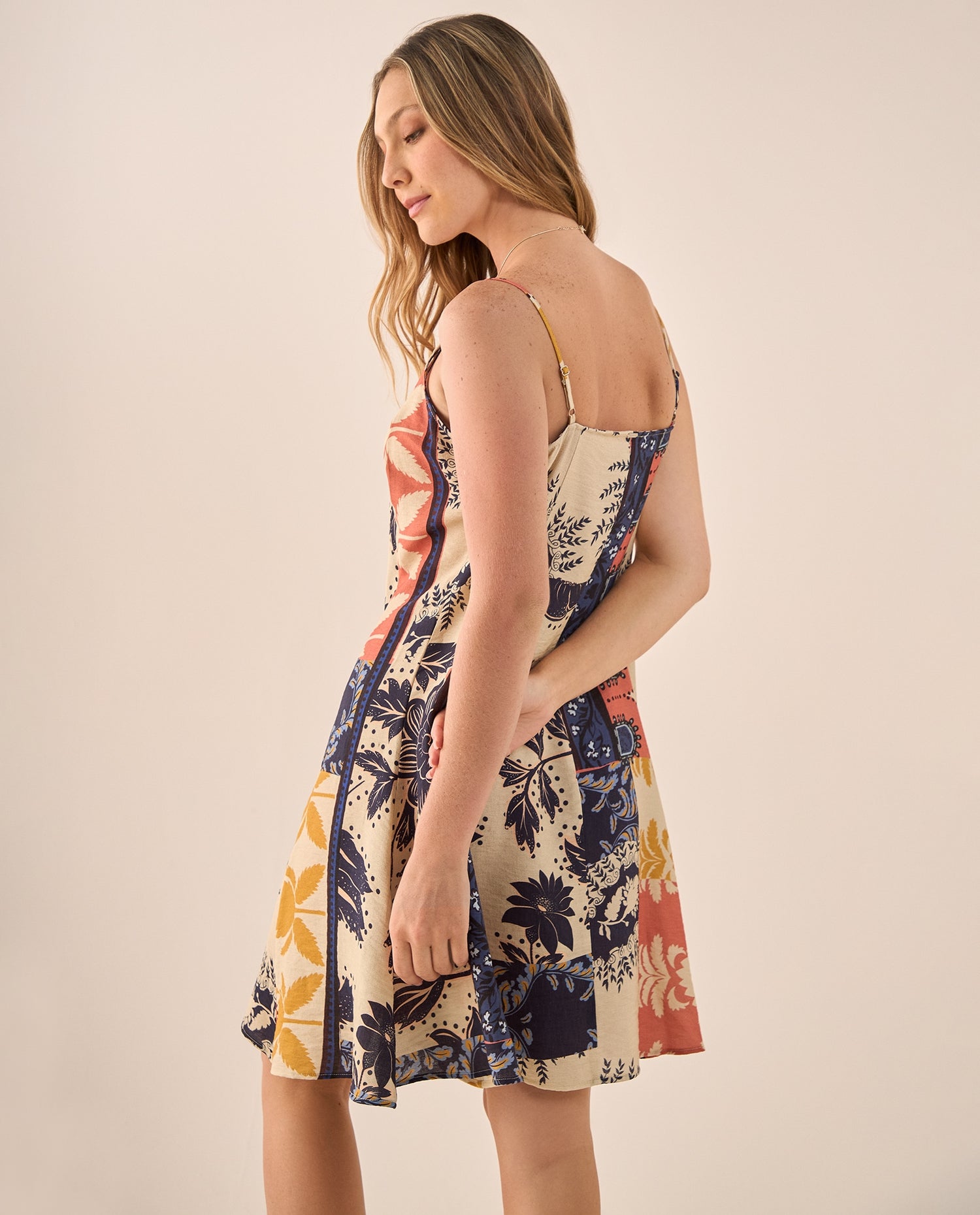 Vestido Patchwork Floral con Tirantes Ajustables - Blanco