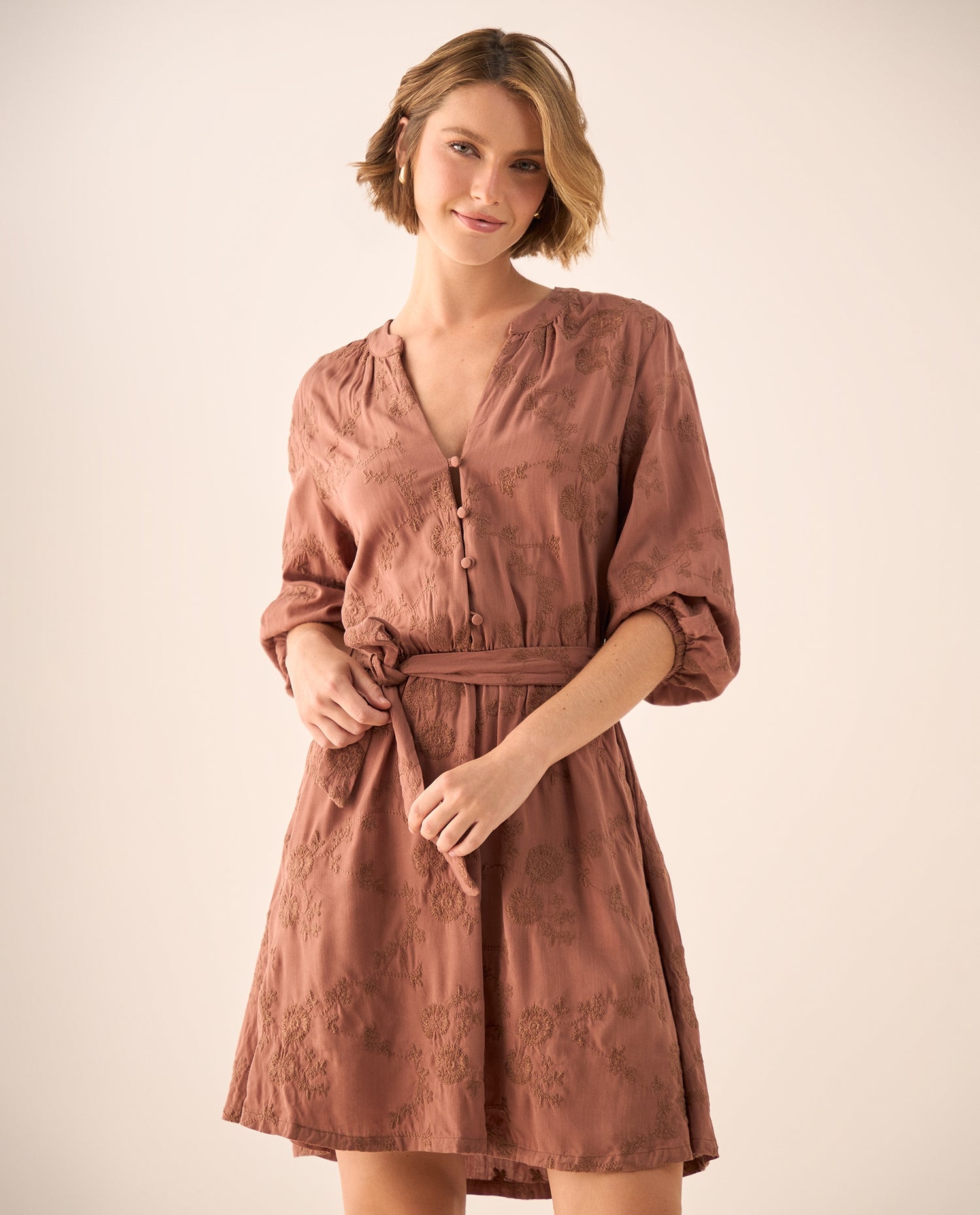 Vestido Marrón con Bordados Florales - Café