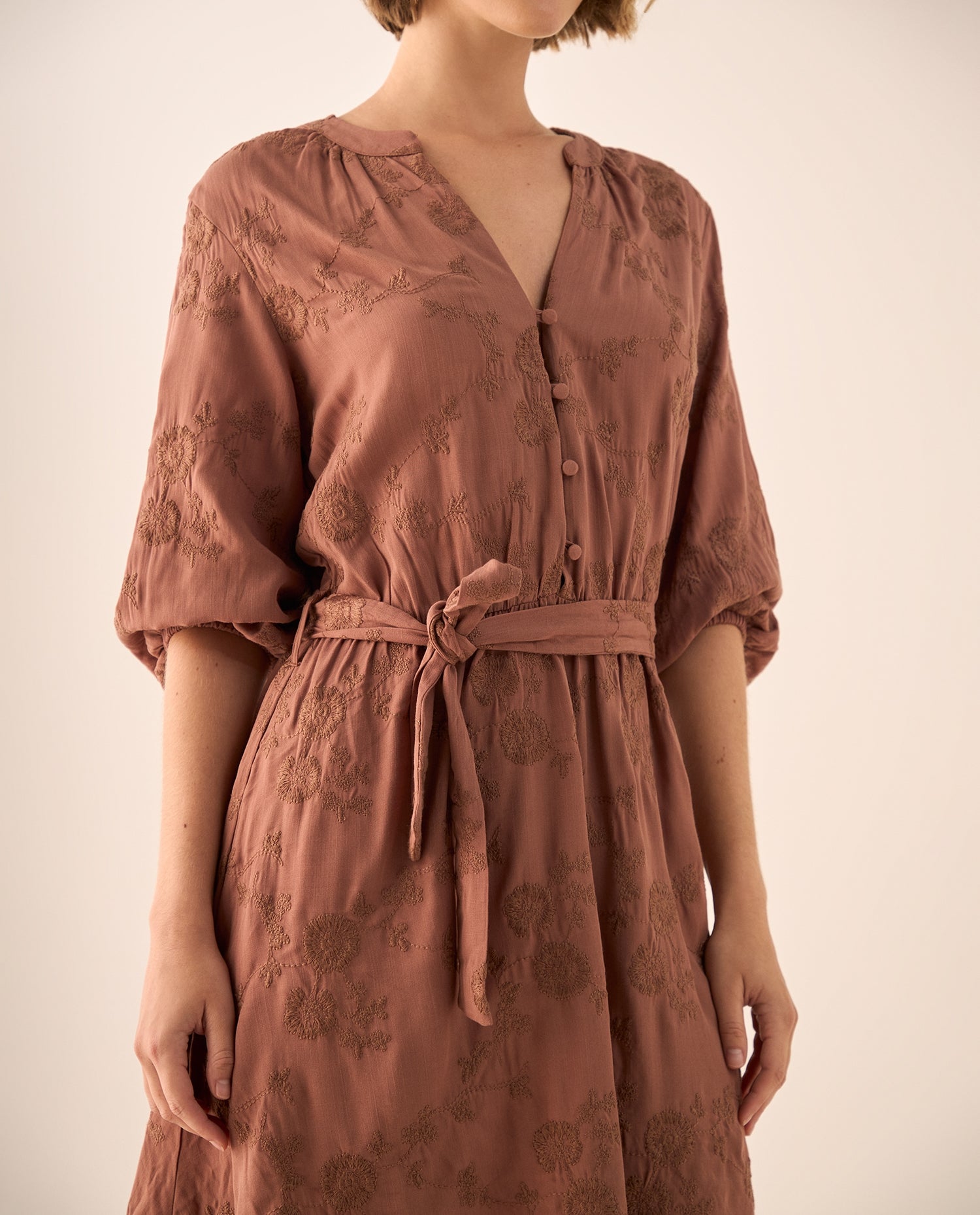 Vestido Marrón con Bordados Florales - Café