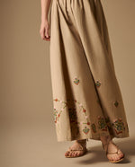 Vestido Largo con Bordados Florales Artesanales - Beige