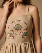 Vestido Largo con Bordados Florales Artesanales - Beige