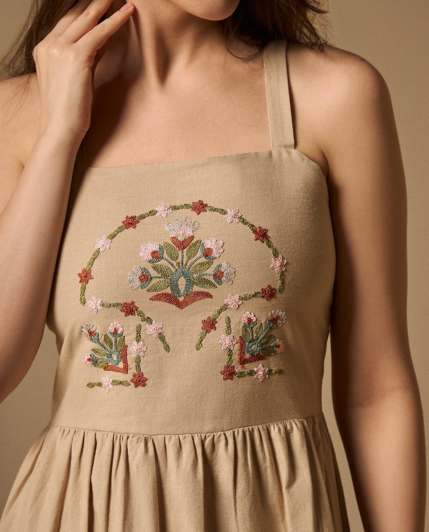 Vestido Largo con Bordados Florales Artesanales - Beige