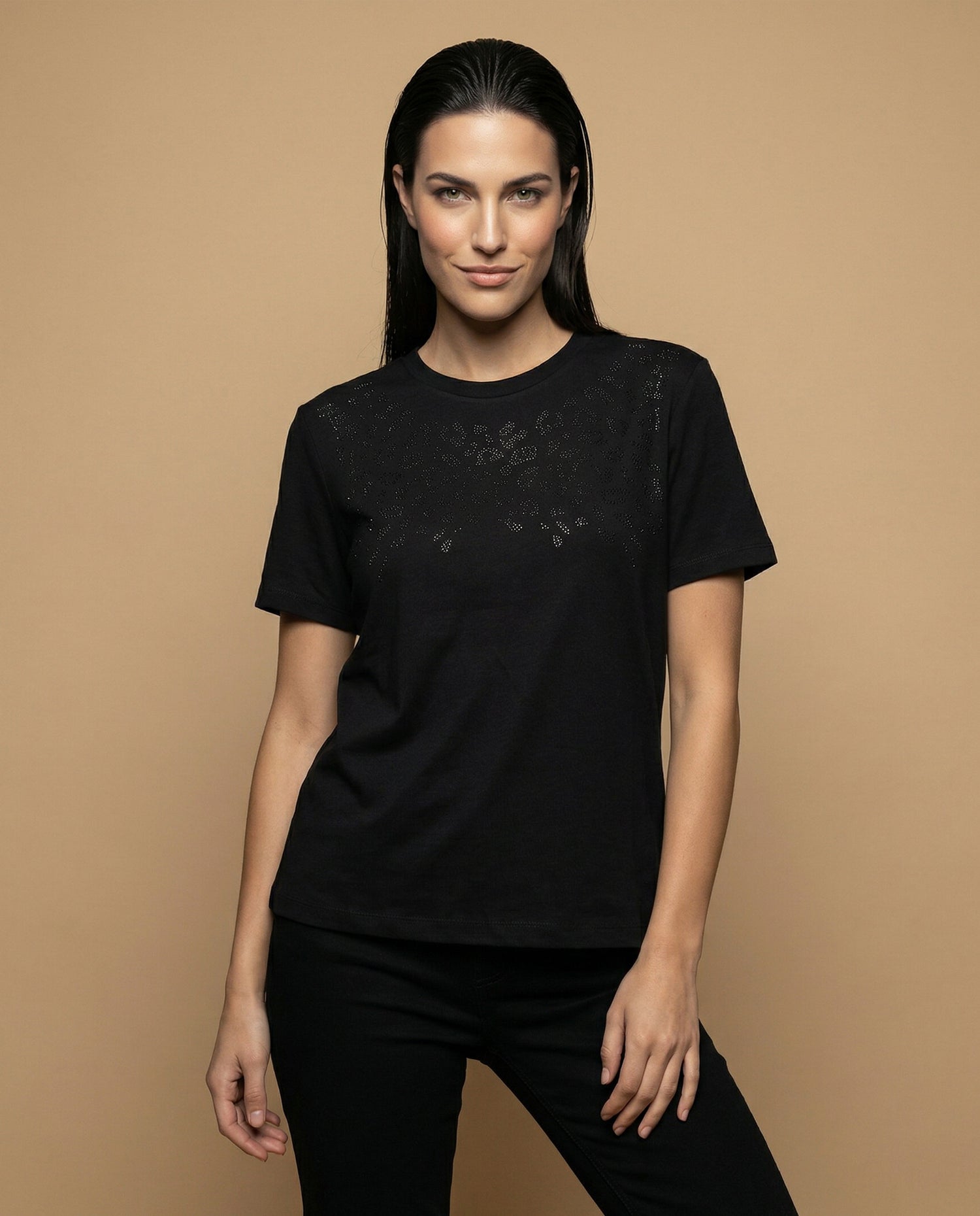 Camiseta cuello redondo con bordado frontal - Negro