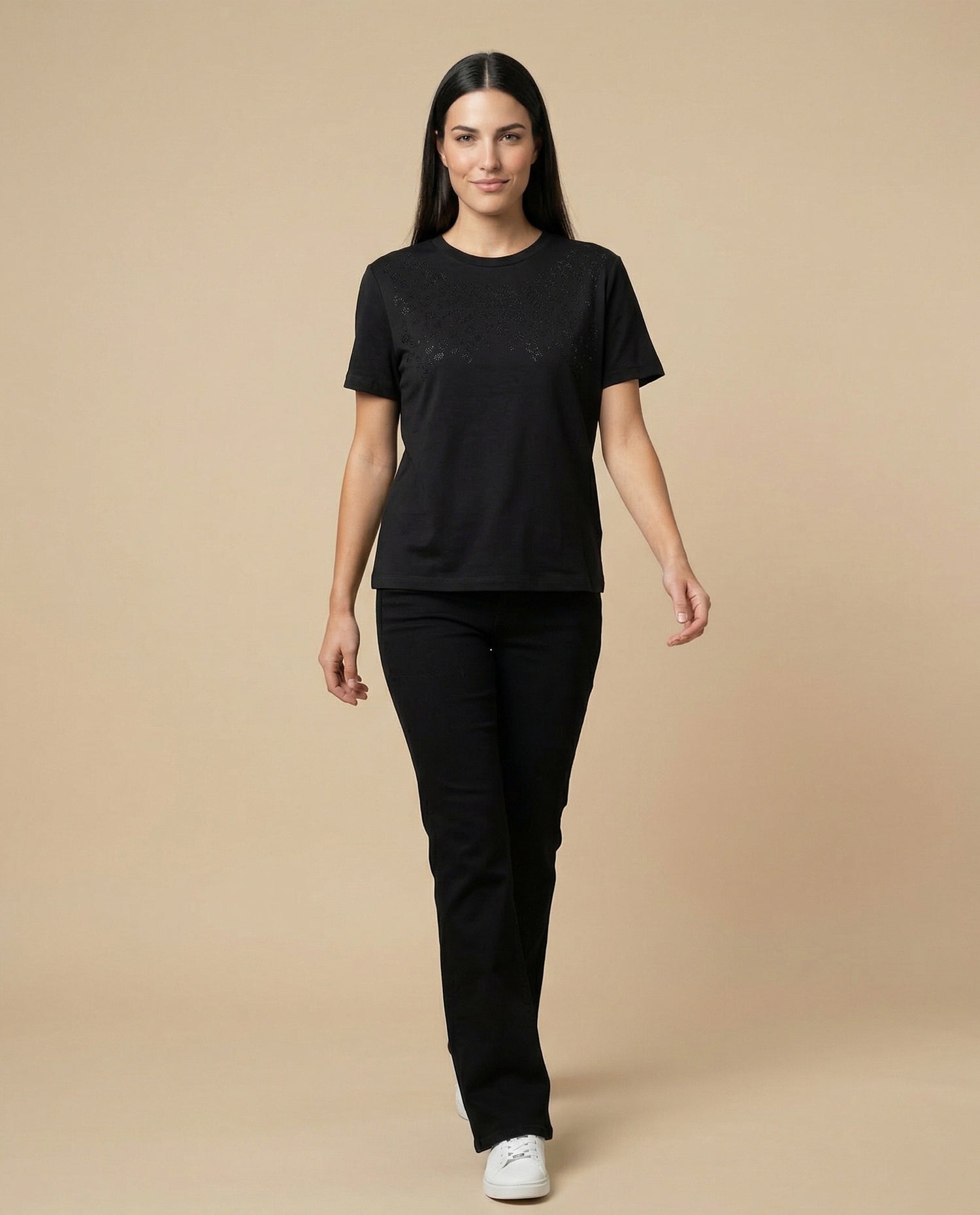 Camiseta cuello redondo con bordado frontal - Negro