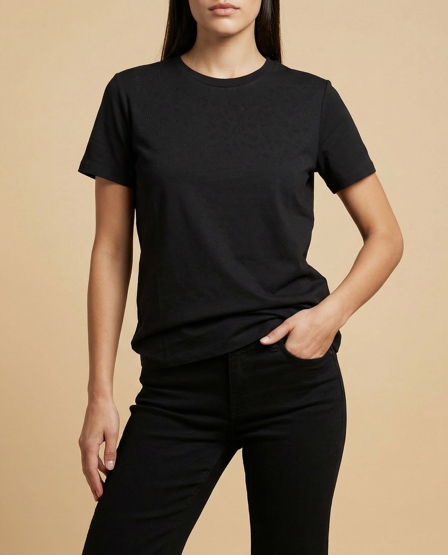Camiseta cuello redondo con bordado frontal - Negro