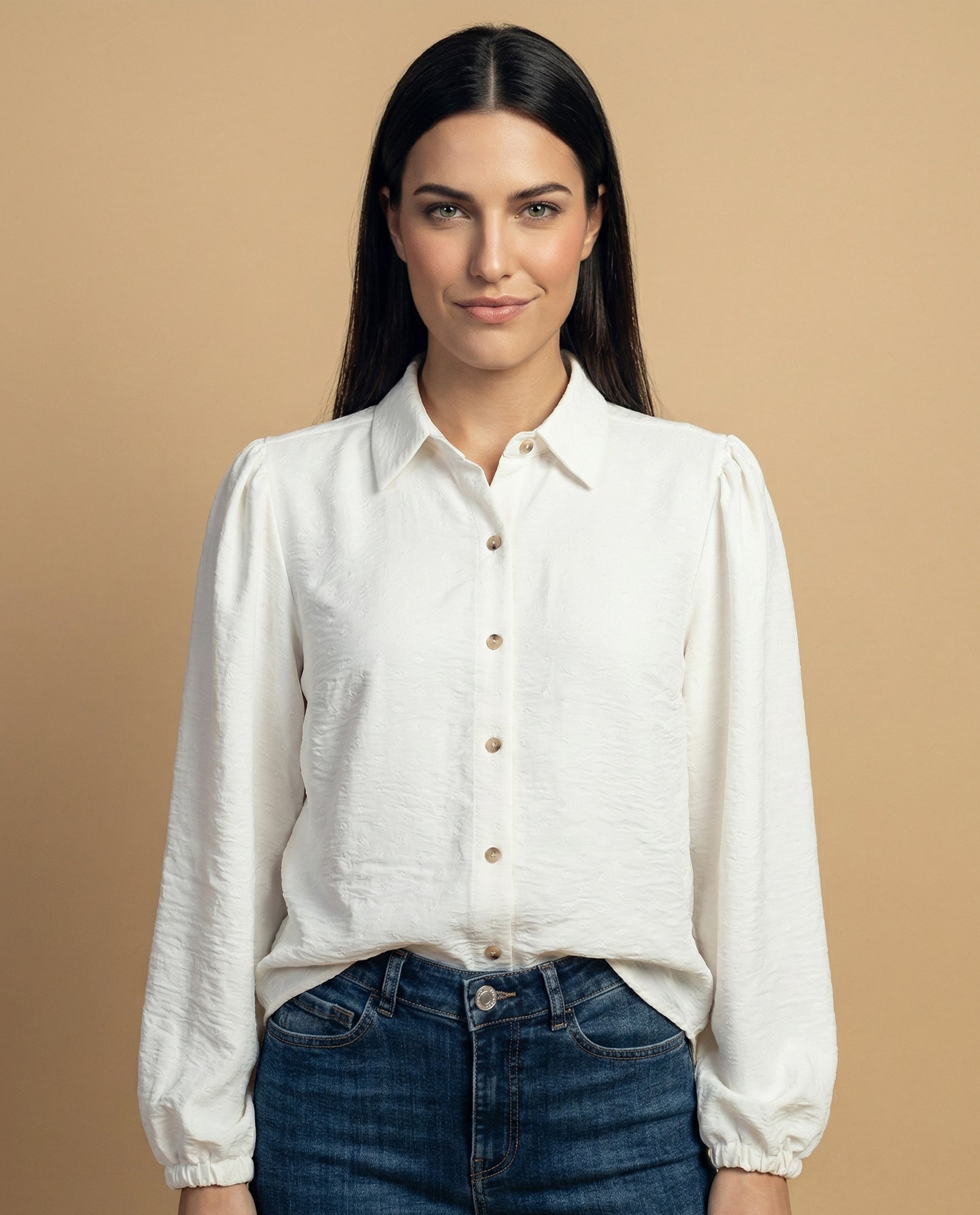 Camisa manga larga con textura sutil y puños fruncidos - Crudo 34_912H009_CRU110605_0