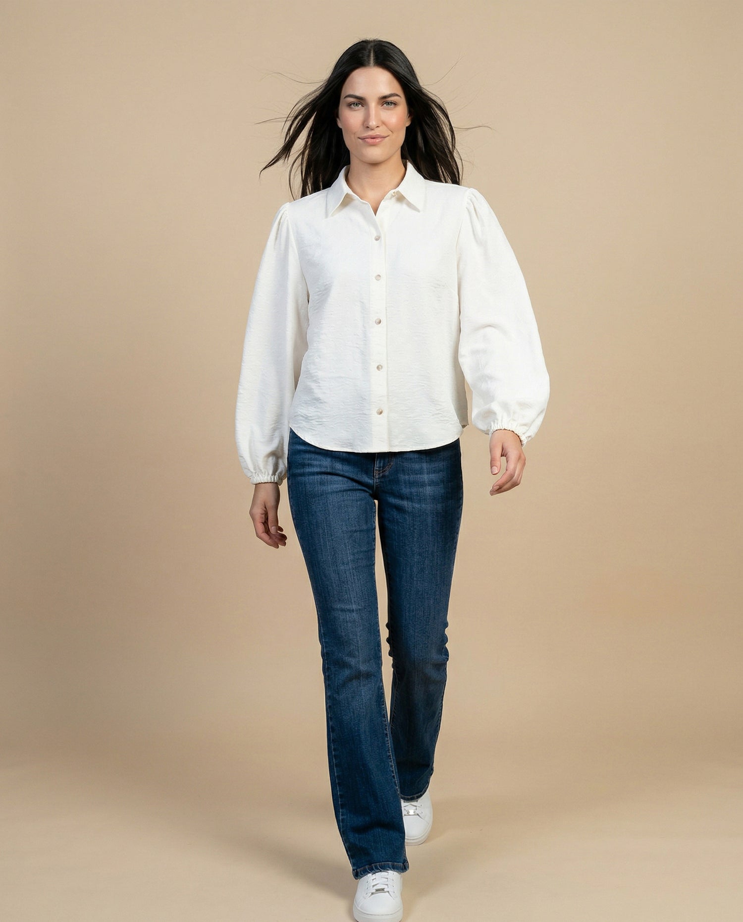 Camisa manga larga con textura sutil y puños fruncidos - Crudo