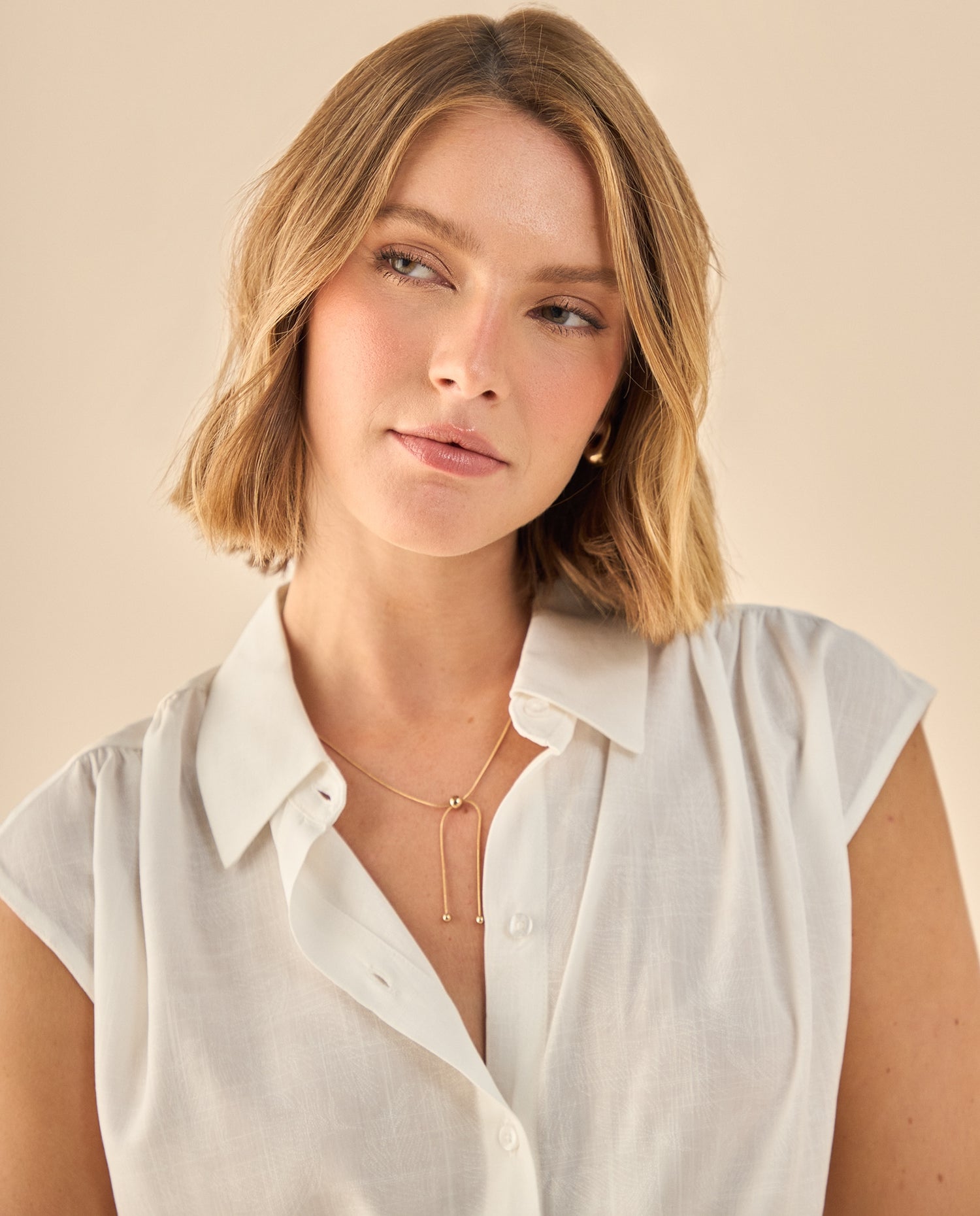 Camisa con Pliegue Posterior Distintivo - Crudo