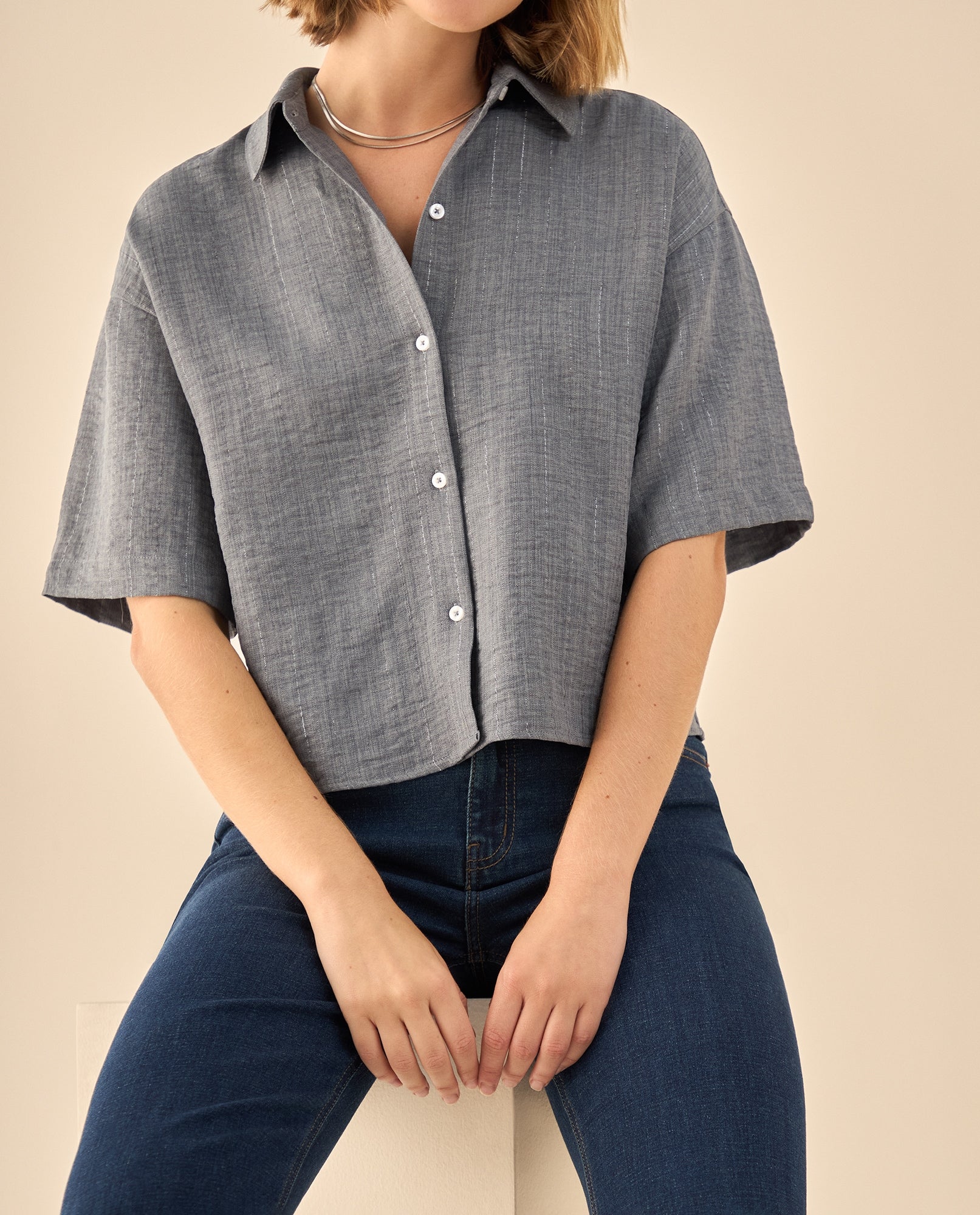 Camisa Cropped con Textura Jaspeada - Gris 34_919G005_GRI175104_6