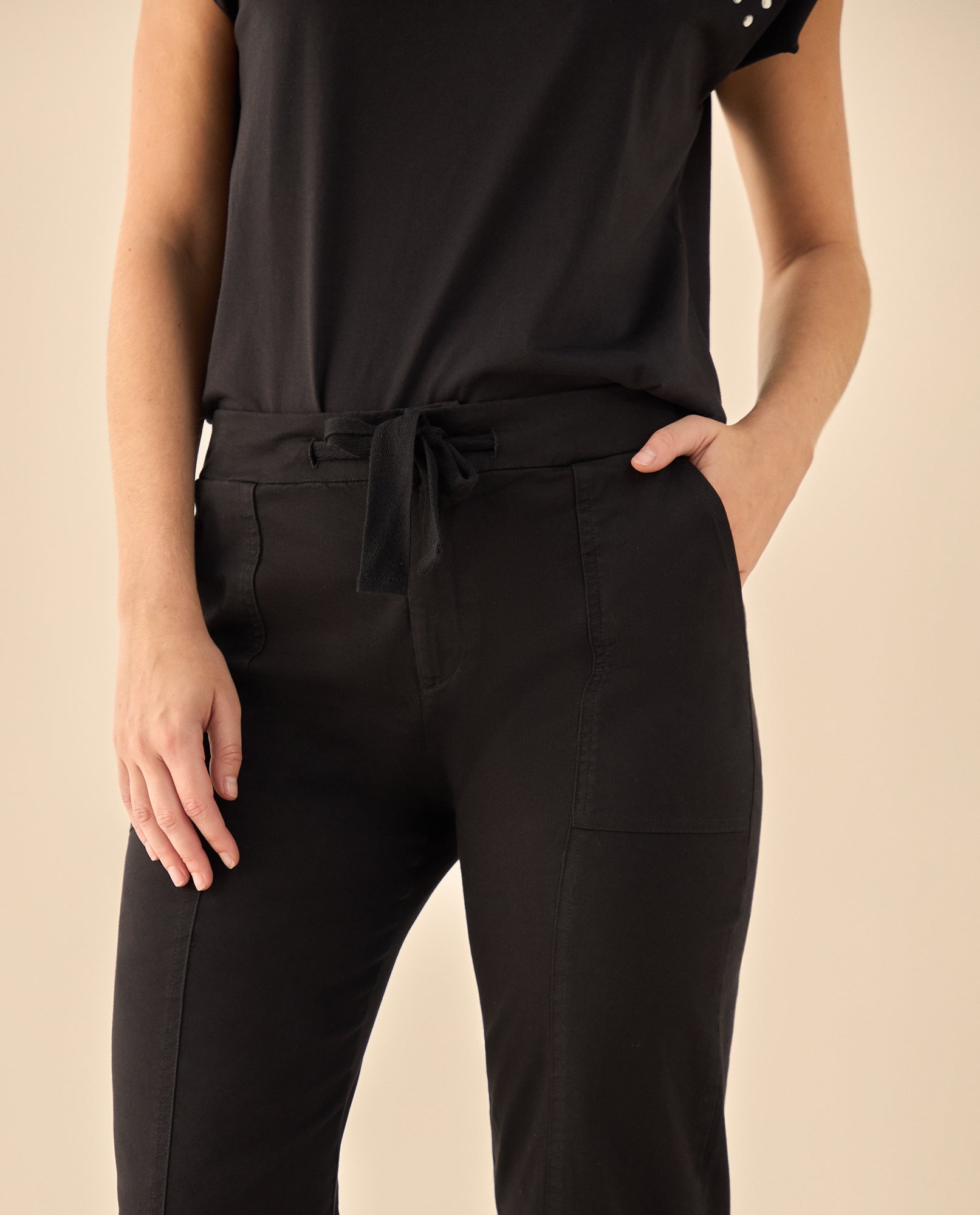 Pantalón Cargo con Cordón Ajustable - Negro 34_933G004_NEG190303_6