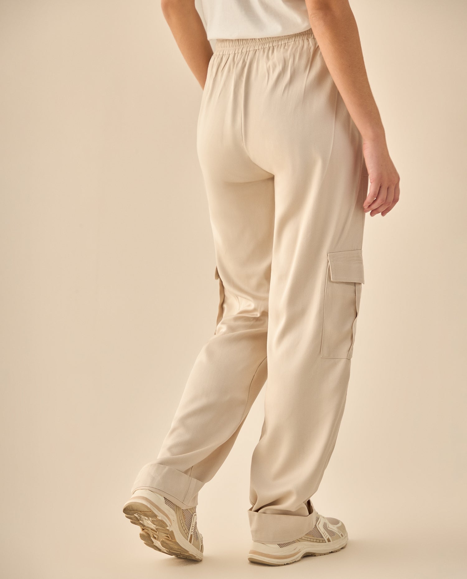 Pantalón Cargo con Bolsillos Funcionales - Beige