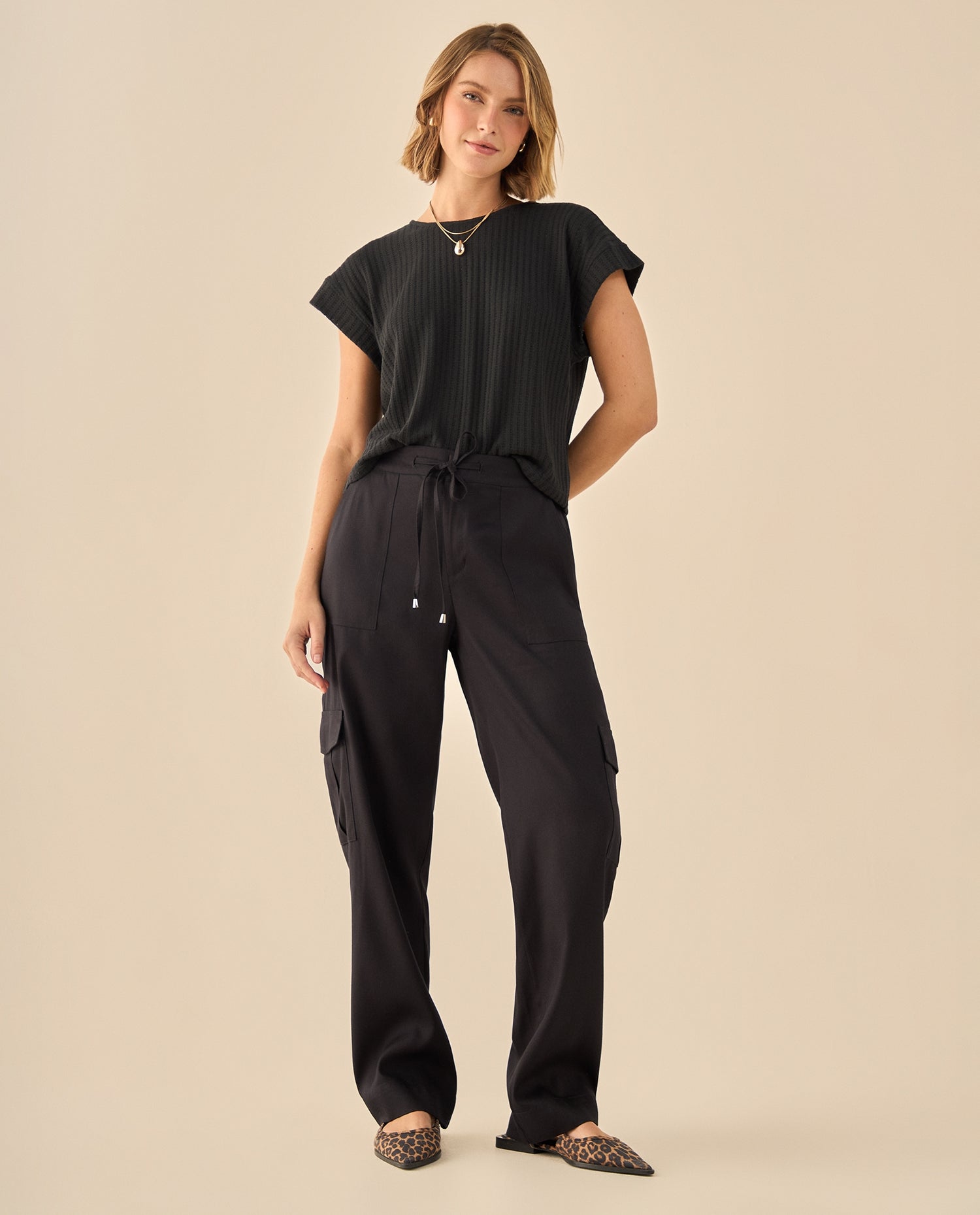Pantalón Cargo con Bolsillos Funcionales - Negro