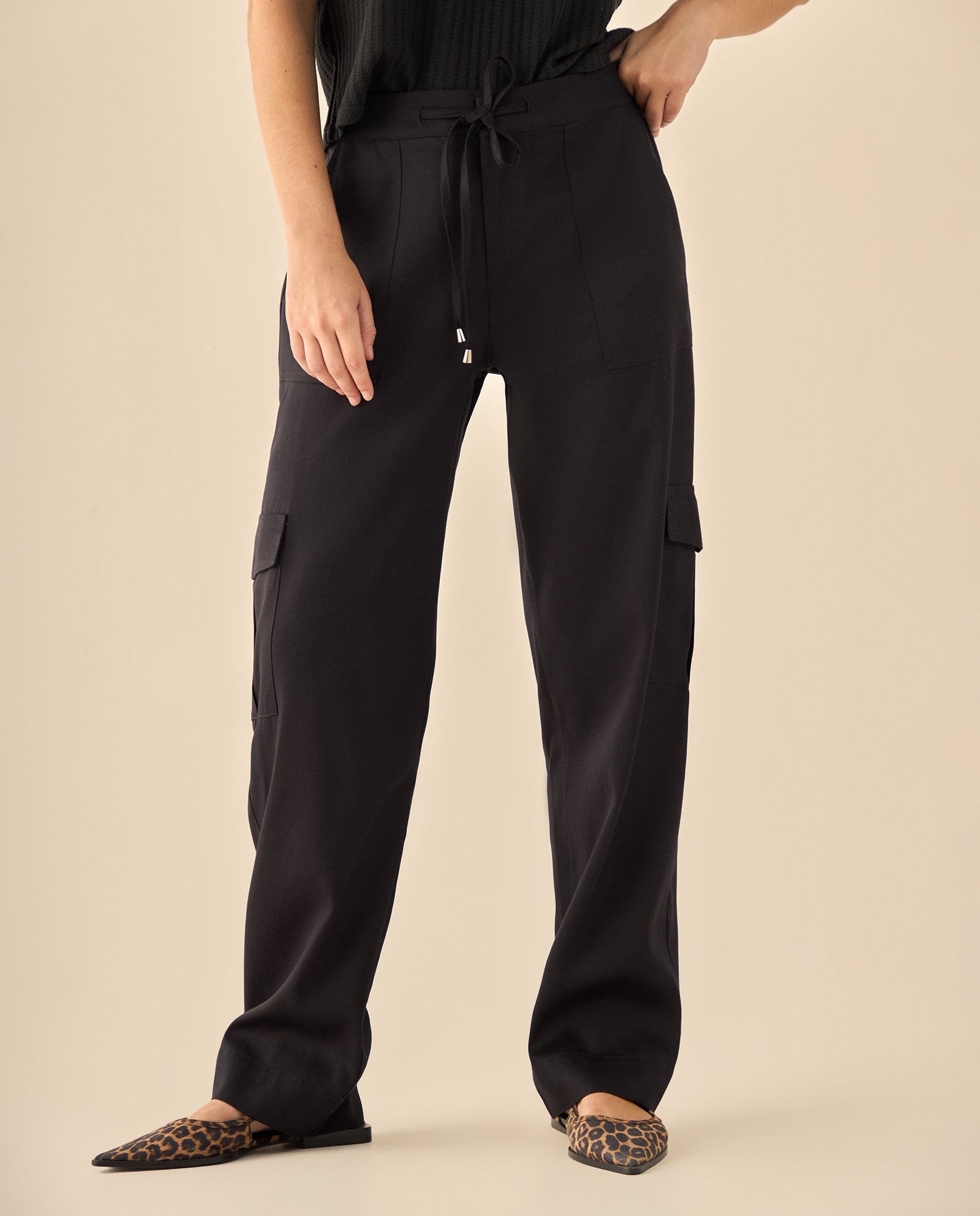 Pantalón Cargo con Bolsillos Funcionales - Negro 34_933G008_NEG190303_3