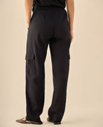 Pantalón Cargo con Bolsillos Funcionales - Negro
