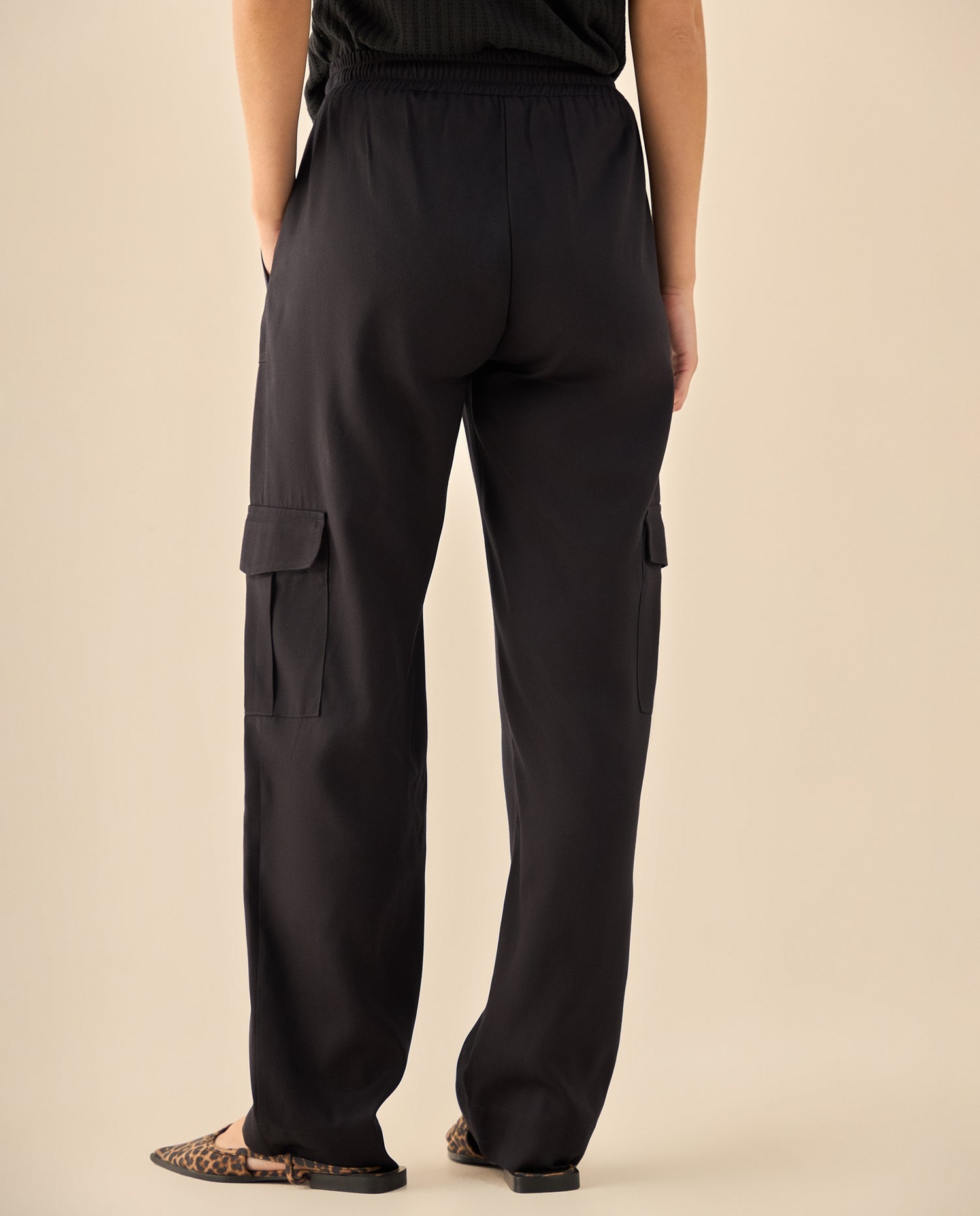 Pantalón Cargo con Bolsillos Funcionales - Negro