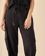 Pantalón Cargo con Bolsillos Funcionales - Negro