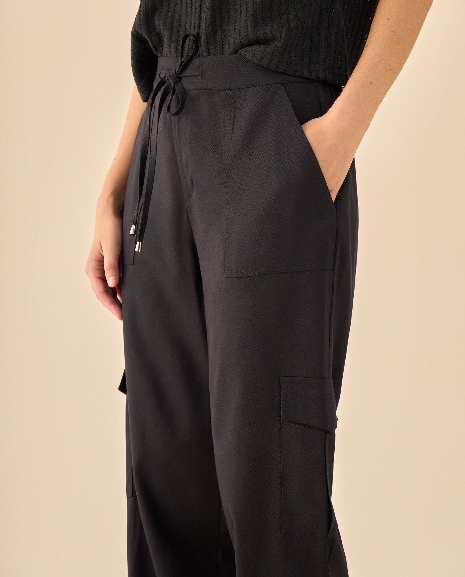 Pantalón Cargo con Bolsillos Funcionales - Negro 34_933G008_NEG190303_6